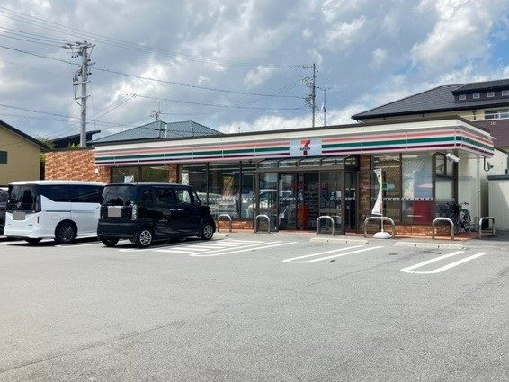 近くのセブンイレブン西大谷店まで1,000m（徒歩13分）