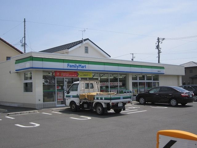 近くのファミリーマート大谷店まで1,100m（徒歩14分）