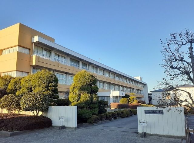 近くの小学校まで790m（徒歩10分）