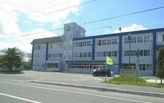 近くの砂川市立砂川小学校まで1,200m(徒歩15分)