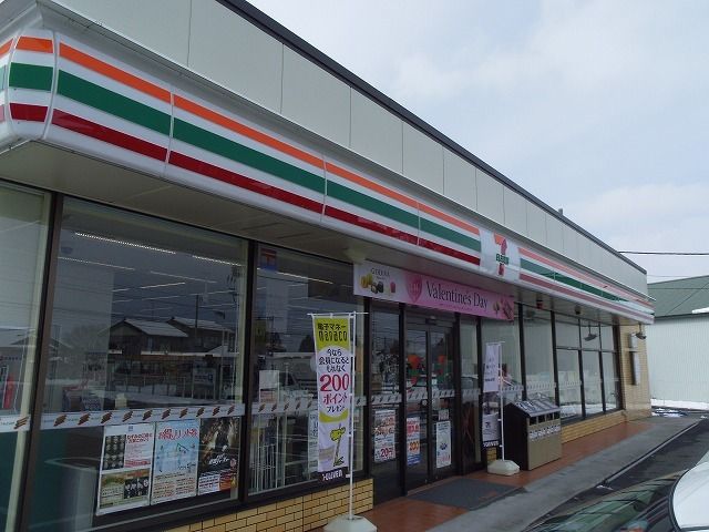 近くのコンビニまで180m（徒歩3分）