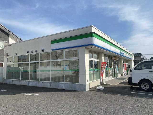 近くのファミリーマート佐久小田井店まで180m（徒歩3分）