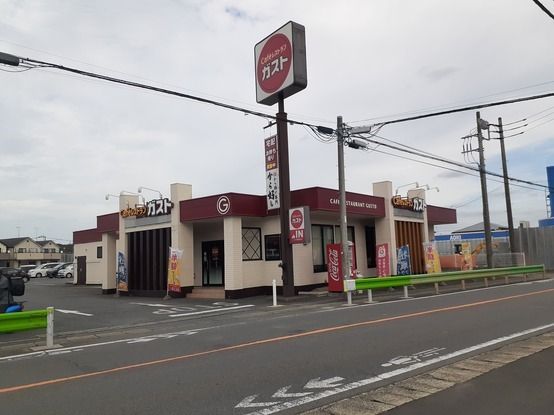 近くのガストまで350m（徒歩5分）