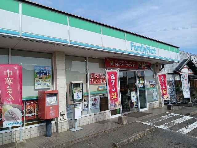 近くのファミリーマート朝長小迎店まで500m（徒歩7分）
