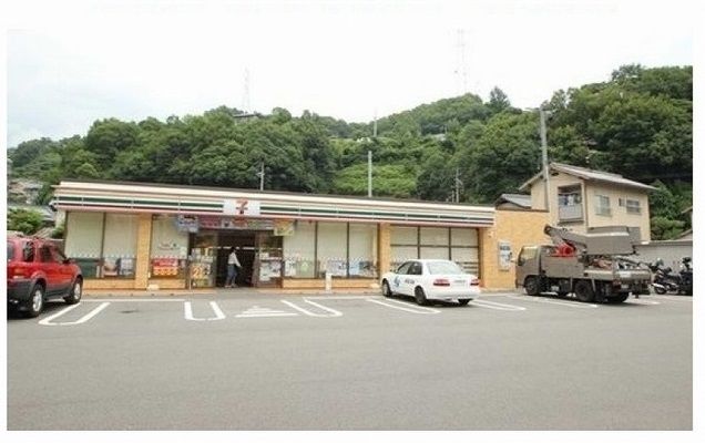 近くのセブンイレブンまで450m（徒歩6分）