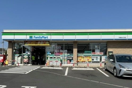 近くのファミリーマートまで1,000m（徒歩13分）