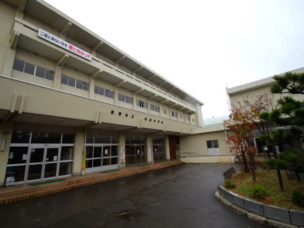 近くの松陵中学校まで1,100m（徒歩14分）