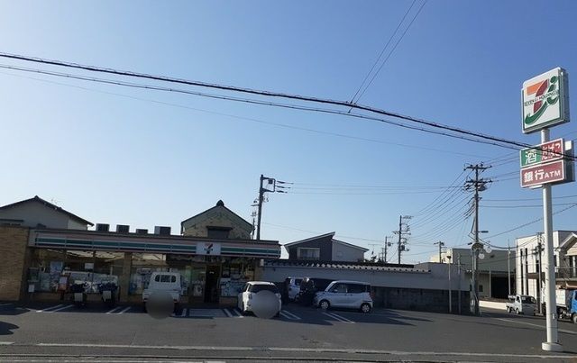 近くのコンビニまで600m（徒歩8分）