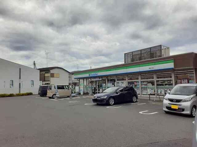 近くのファミリーマートまで450m(徒歩6分)