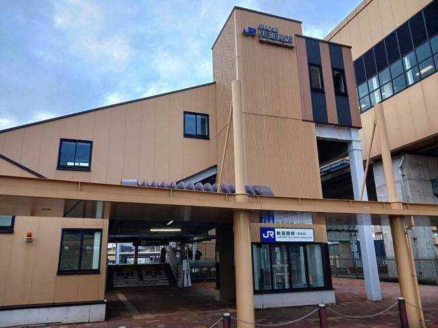 近くの城端線新高岡駅まで420m（徒歩6分）