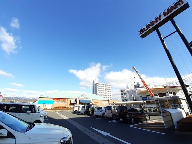 近くのサニーマート 高須店まで700m（徒歩9分）