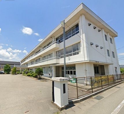 近くの会津美里町立本郷中学校まで1,200m(徒歩15分)