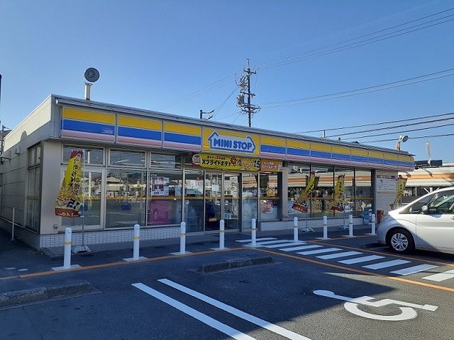 近くのミニストップまで450m（徒歩6分）