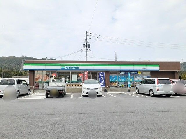 近くのファミマ金武屋嘉店まで260m(徒歩4分)