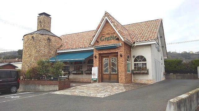 近くのグラティエ（パン屋）まで350m（徒歩5分）