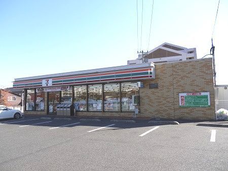 近くのコンビニまで750m（徒歩10分）