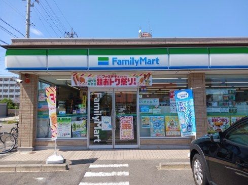 近くのファミリーマートまで400m（徒歩5分）