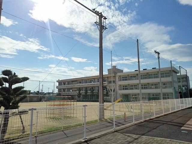近くの丸亀市立城南小学校まで1,400m(徒歩18分)