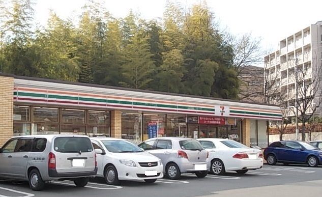 近くのセブンイレブン西山本通3丁目店まで120m（徒歩2分）
