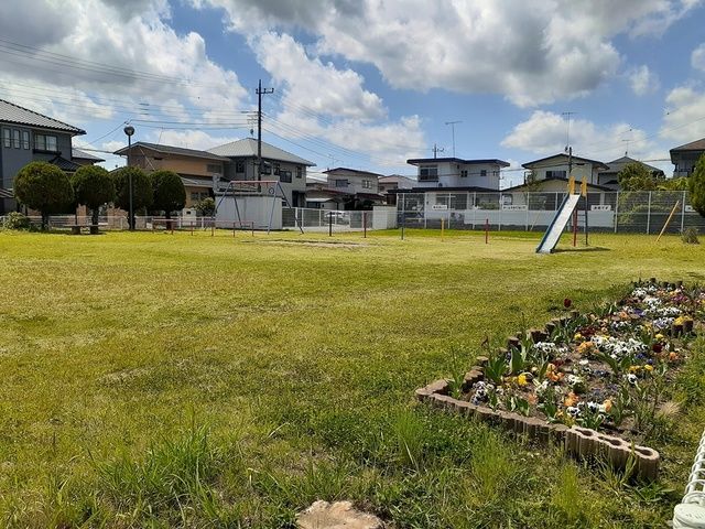 近くの平須町北皿久保児童遊園まで70m（徒歩1分）