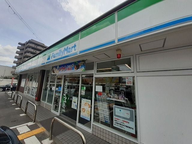 近くのファミリーマート西院清水店まで300m(徒歩4分)