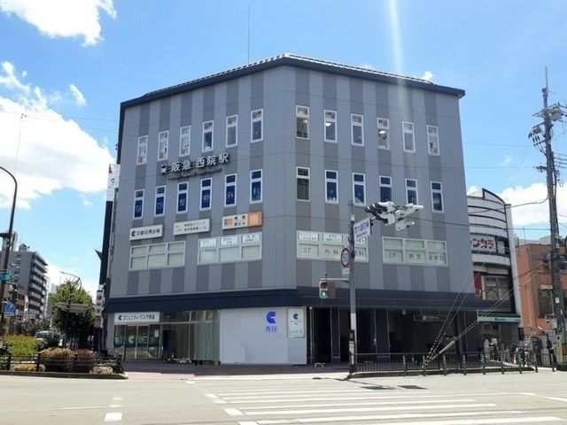 近くの阪急 西院駅まで900m(徒歩12分)