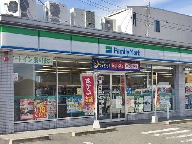 近くのファミリーマートまで470m（徒歩6分）