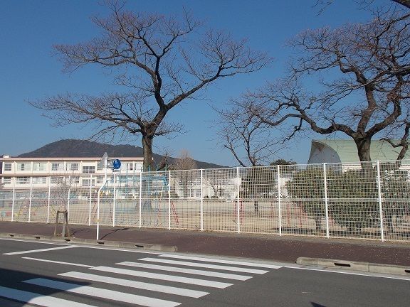 近くの南方小学校まで350m(徒歩5分)