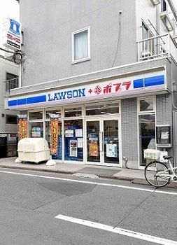 近くのコンビニまで300m（徒歩4分）
