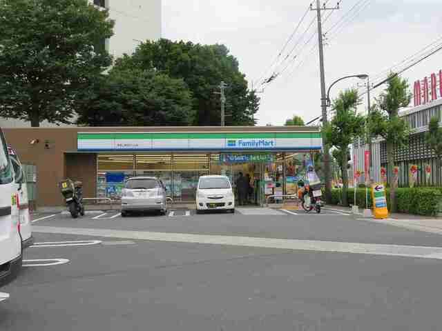 近くのファミリーマートまで450m(徒歩6分)