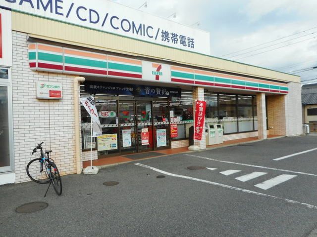 近くのコンビニまで300m（徒歩4分）