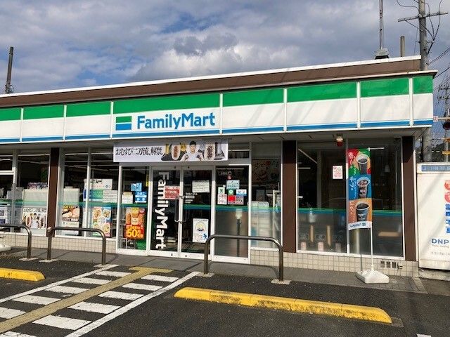 近くのファミリーマート舞鶴京田店まで650m（徒歩9分）