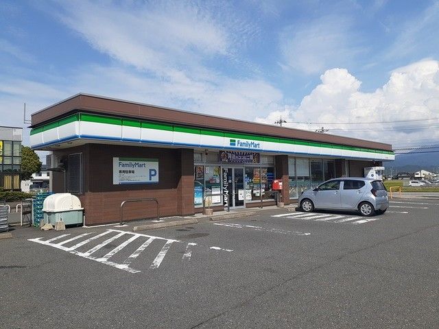 近くのファミリーマート坂井長畑店まで506m（徒歩7分）