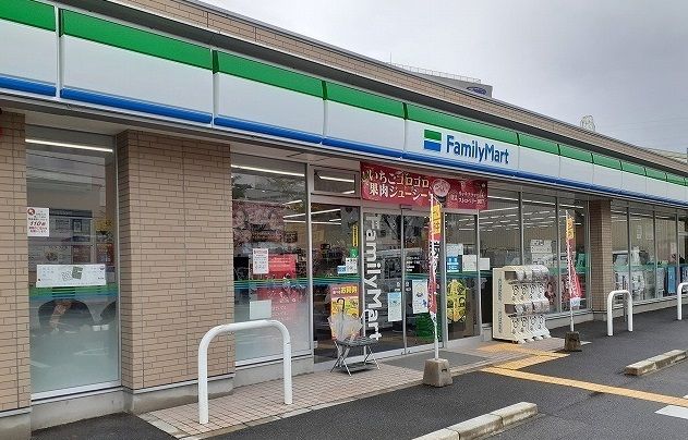 近くのファミリーマート様まで270m（徒歩4分）