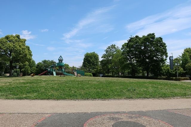 近くの公園まで750m（徒歩10分）