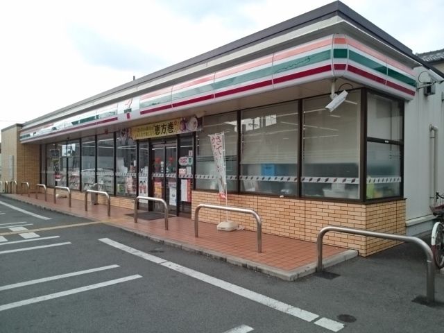近くのセブンイレブン向陵東町2丁目店まで210m（徒歩3分）