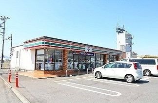 近くのセブンイレブン上里七本木南店まで350m（徒歩5分）