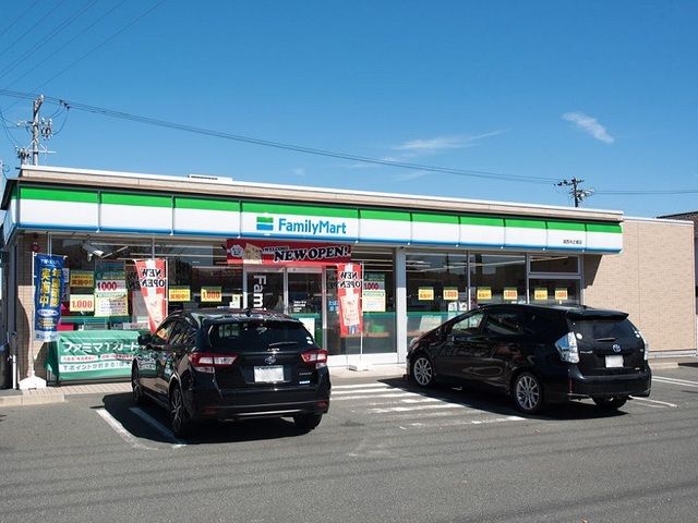 近くのファミリ－マート湖西中之郷店まで180m（徒歩3分）