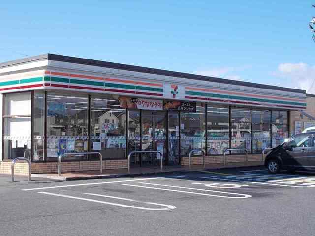 近くのコンビニまで700m（徒歩9分）