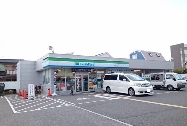 近くのファミリーマートまで350m（徒歩5分）
