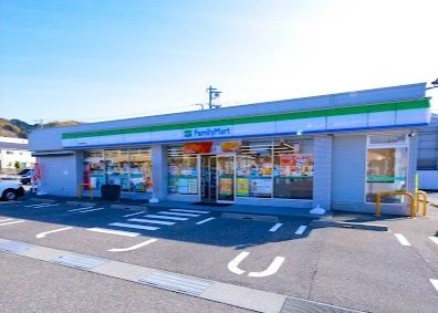 近くのファミリーマート金沢高尾南店まで600m（徒歩8分）