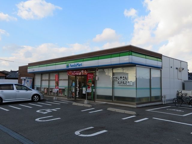 近くのファミリーマート 八代竹原店まで700m(徒歩9分)