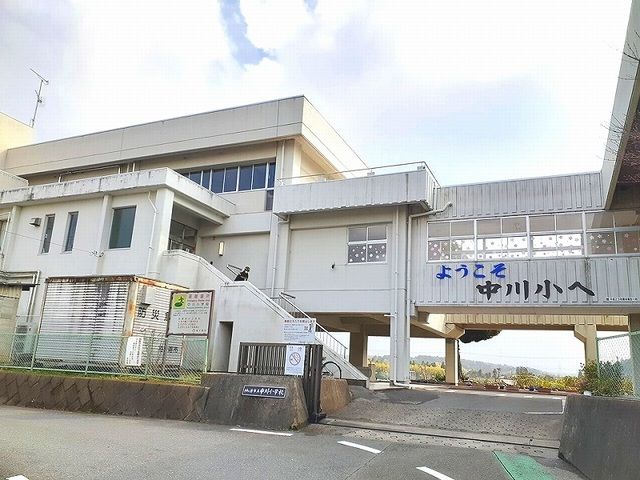 近くの小学校まで700m（徒歩9分）