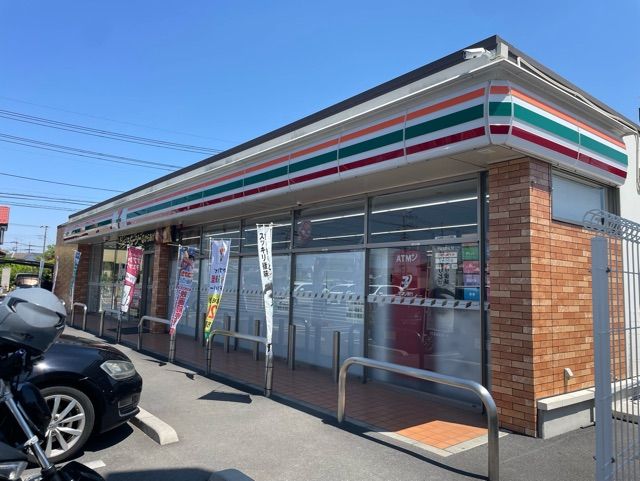 近くのコンビニまで300m（徒歩4分）