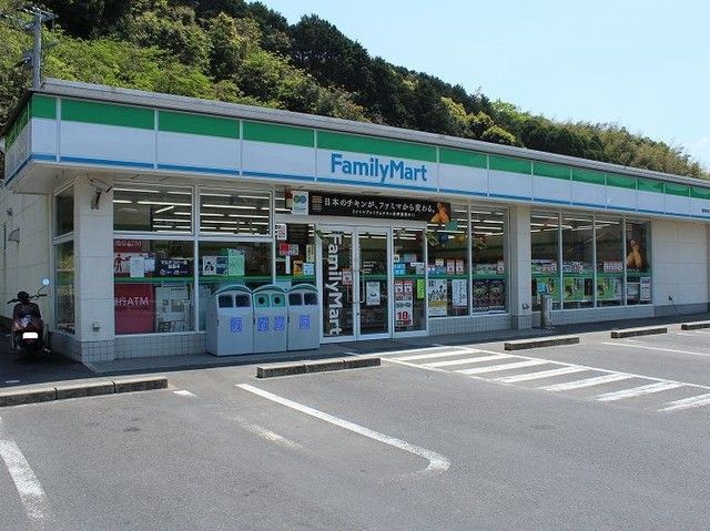 近くのファミリーマート 唐津佐志店まで450m（徒歩6分）