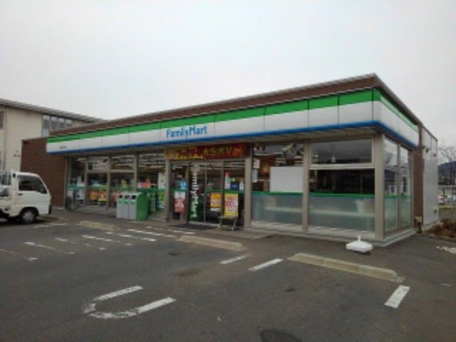 近くのファミリーマート長野平林店まで230m（徒歩3分）