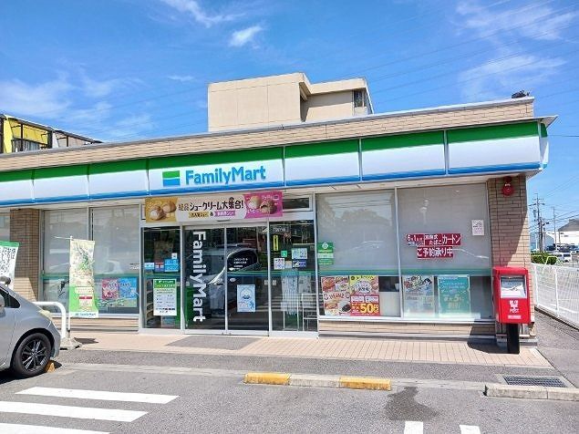 近くのファミリーマート武豊町大足店まで450m（徒歩6分）