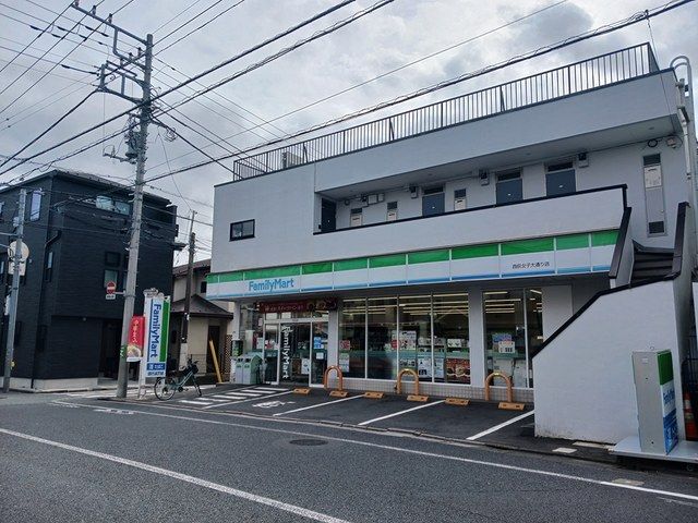 近くのファミリーマートまで124m（徒歩2分）