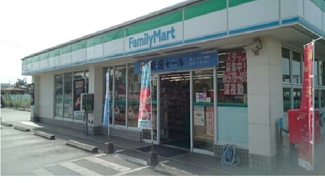 近くのファミマ勝連南風原店まで550m(徒歩7分)