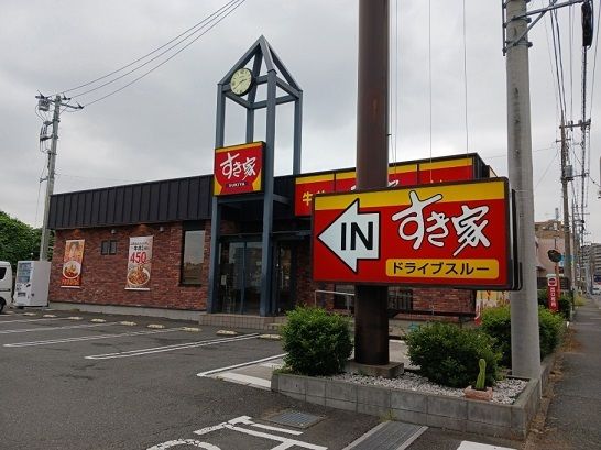 近くのすき家港北小机店まで500m（徒歩7分）